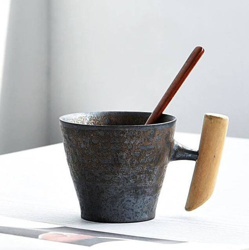 Grobkeramiktasse mit Holzhantel | Karnz