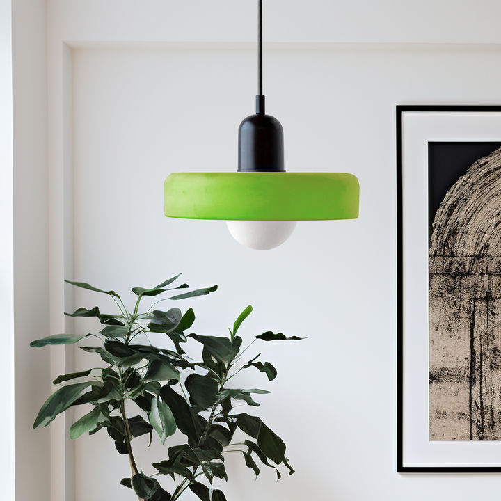 Bunte Glas-Pendelleuchte im Bauhaus-Stil