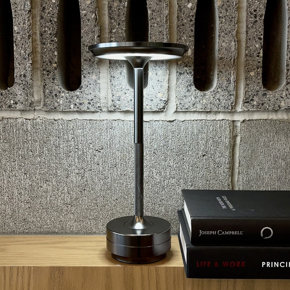 Bailey Tischlampe - Kabellampe mit Touch-Sensor | Kaufen Sie 1, bekommen Sie 1 kostenlos | Wasserfest und wiederaufladbar | Karnz