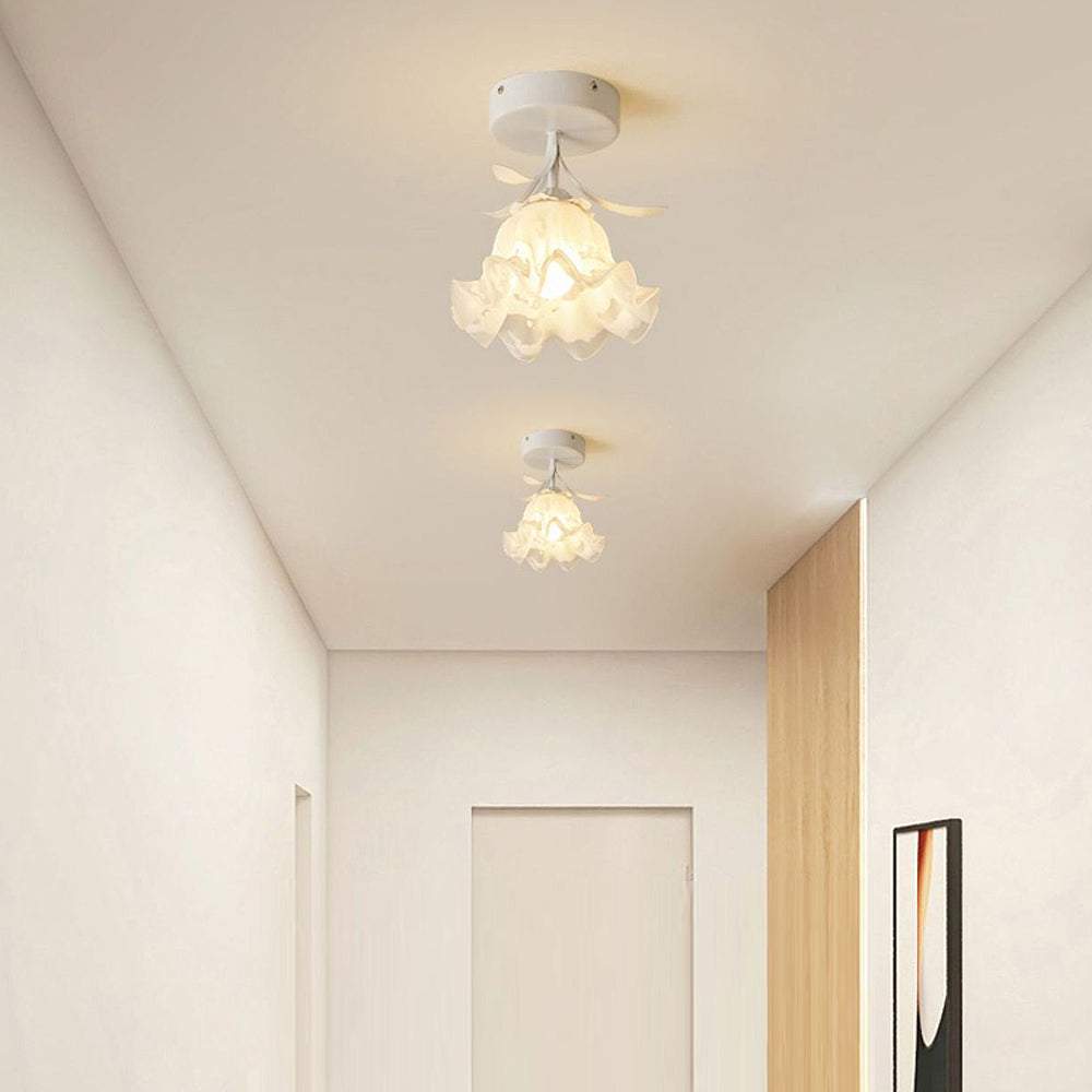 Deckenleuchte mit floralem Glasschirmdesign
