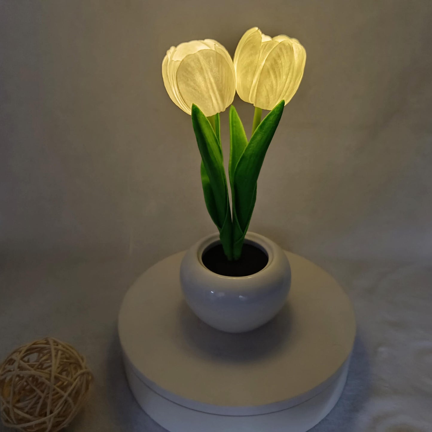 Moderne, kreative LED-Tischleuchte in Tulpen-Pfingstrosen-Optik