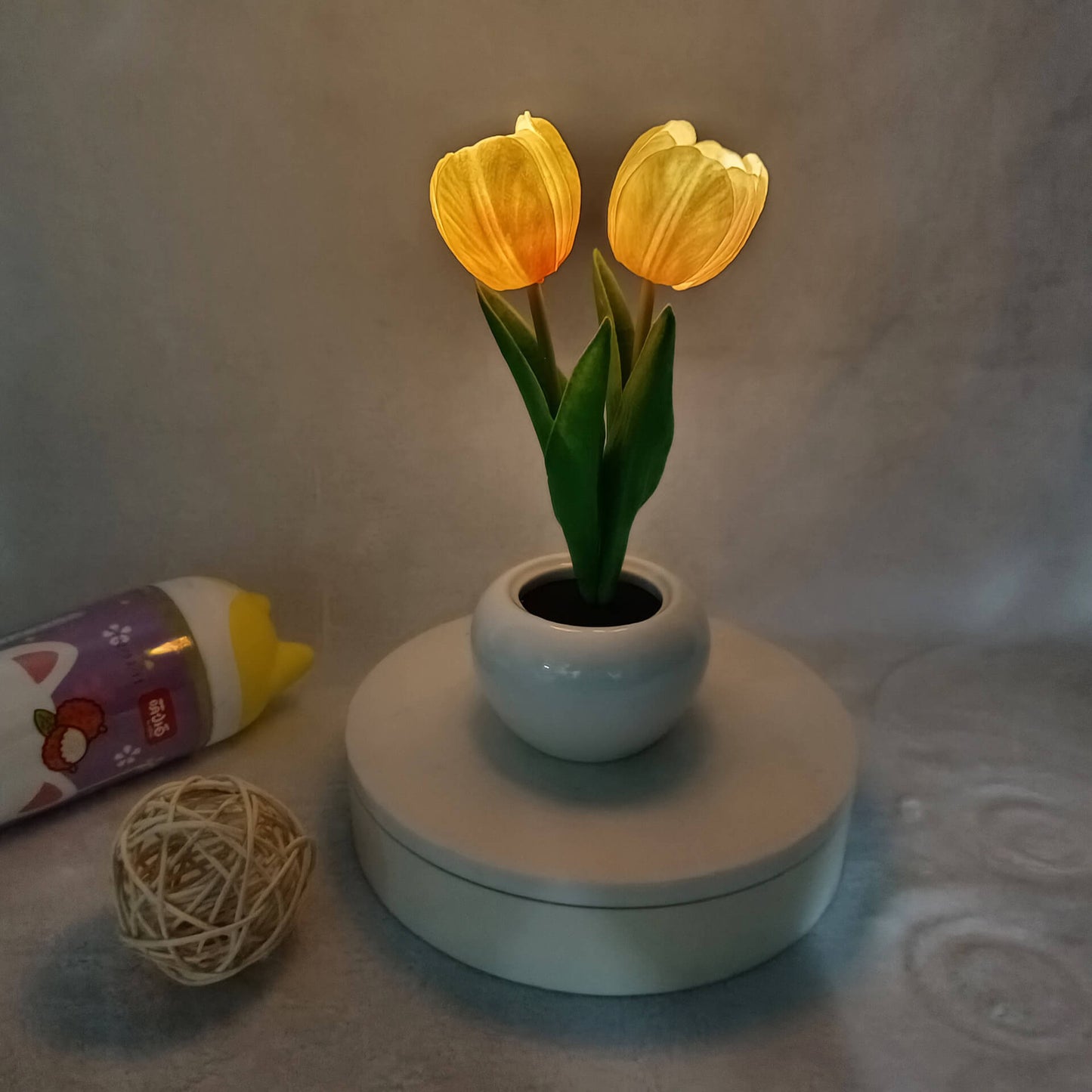 Moderne, kreative LED-Tischleuchte in Tulpen-Pfingstrosen-Optik