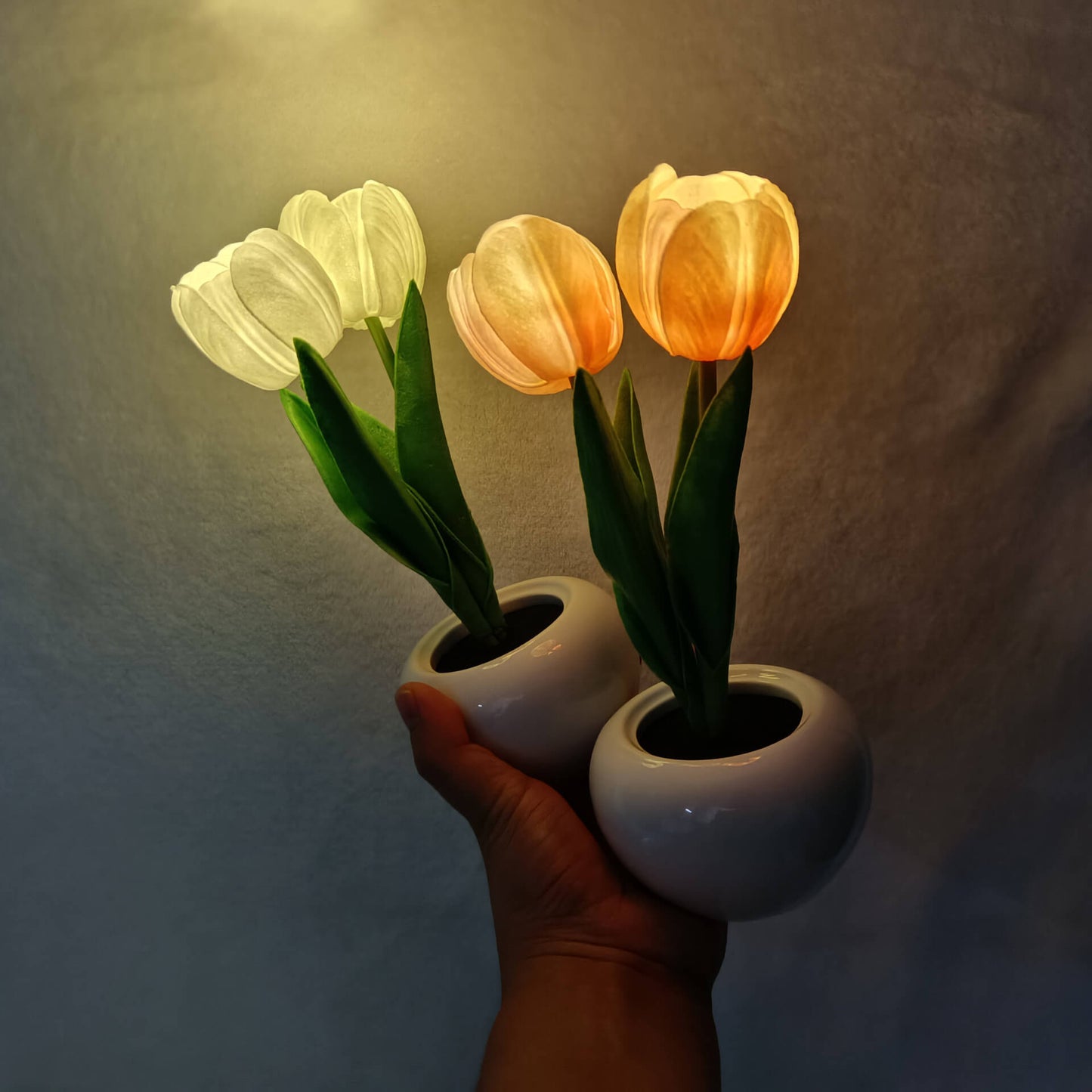 Moderne, kreative LED-Tischleuchte in Tulpen-Pfingstrosen-Optik