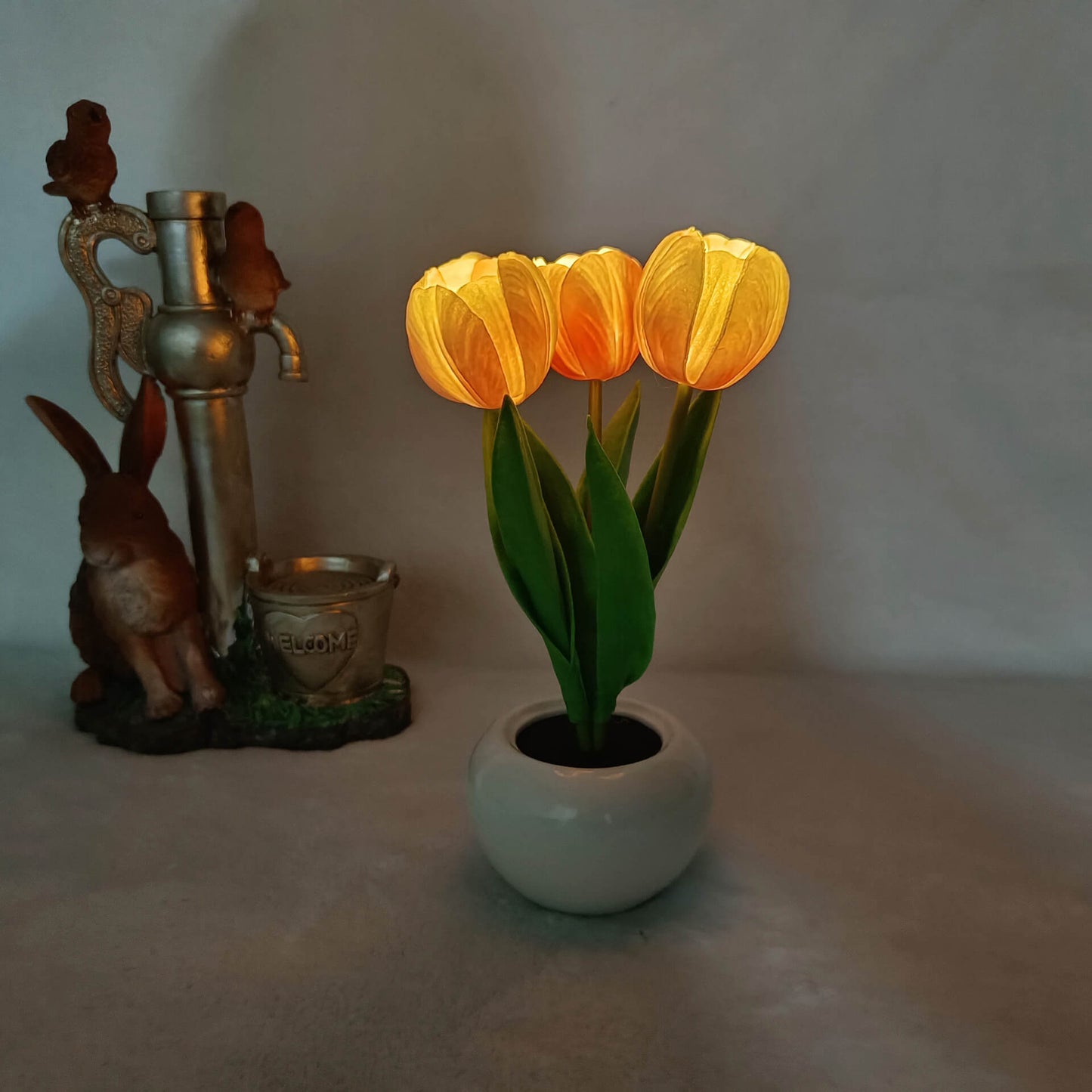 Moderne, kreative LED-Tischleuchte in Tulpen-Pfingstrosen-Optik