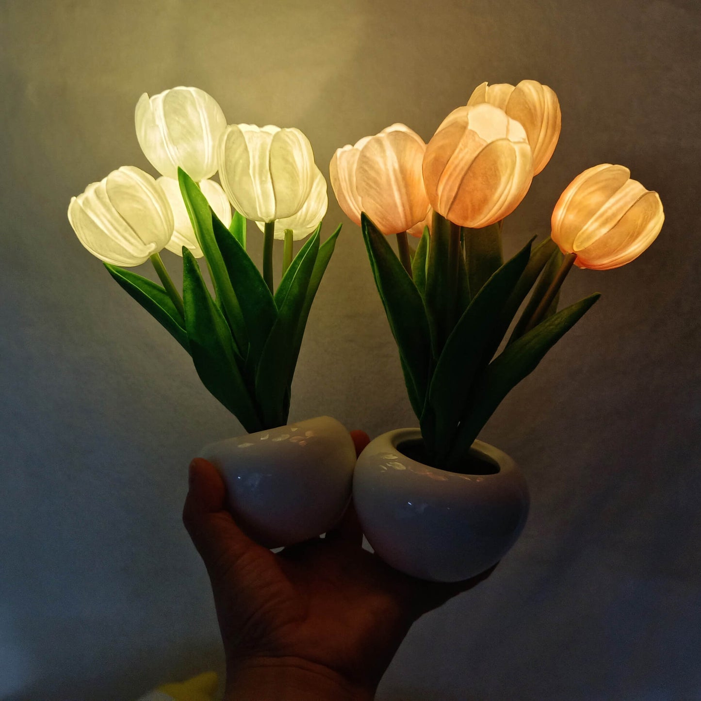 Moderne, kreative LED-Tischleuchte in Tulpen-Pfingstrosen-Optik