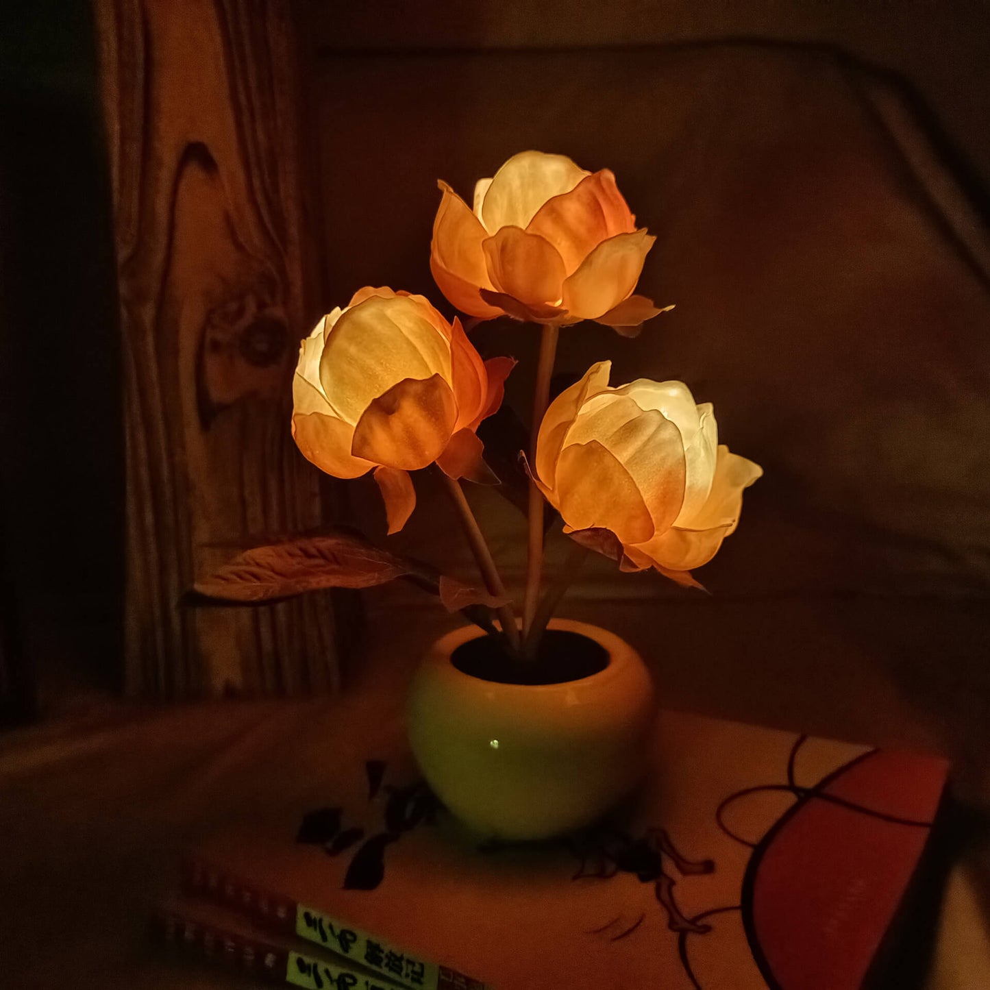 Moderne, kreative LED-Tischleuchte in Tulpen-Pfingstrosen-Optik