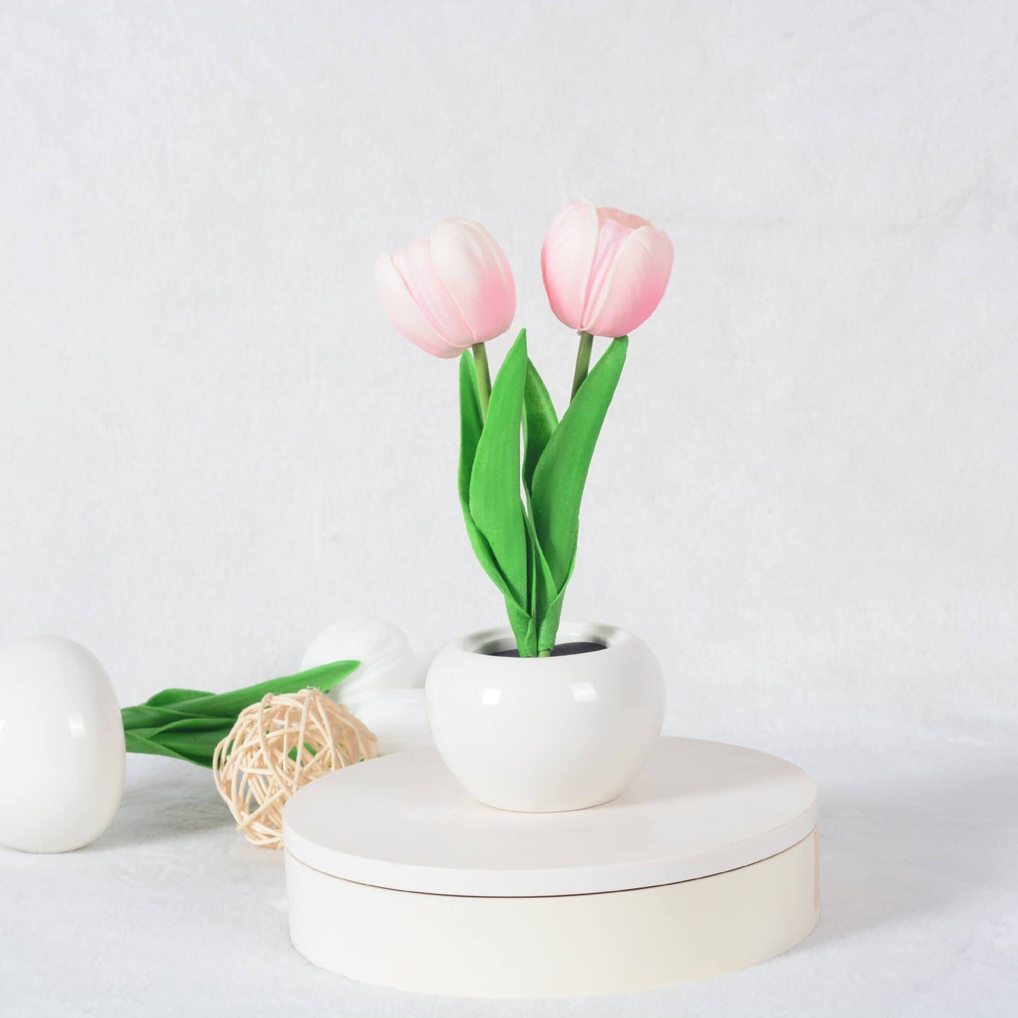 Moderne, kreative LED-Tischleuchte in Tulpen-Pfingstrosen-Optik