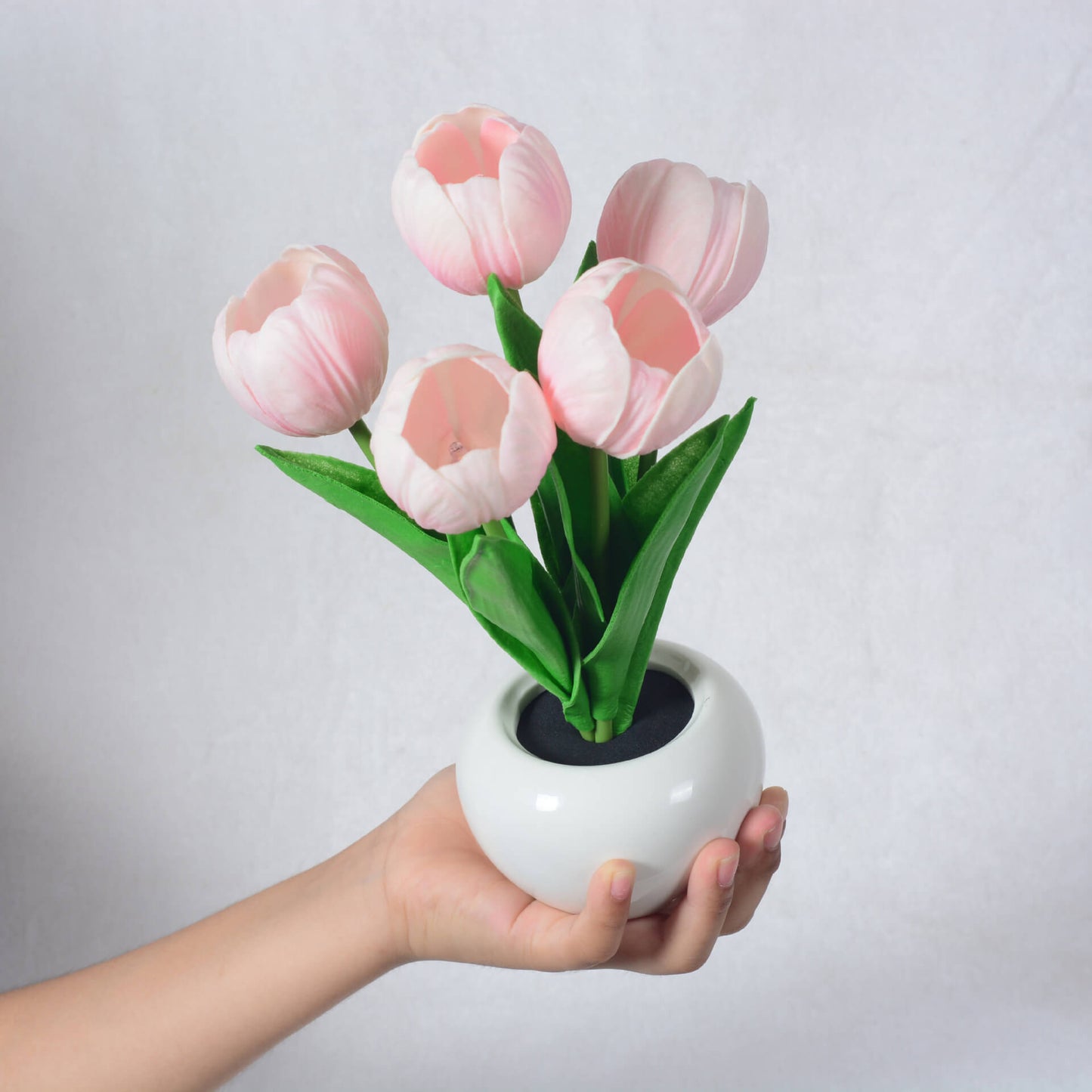 Moderne, kreative LED-Tischleuchte in Tulpen-Pfingstrosen-Optik