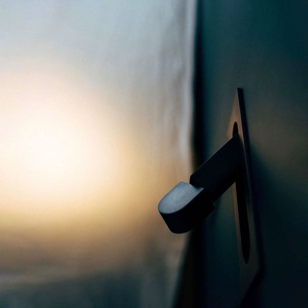Verstellbare LED-Wandleseleuchte am Bett