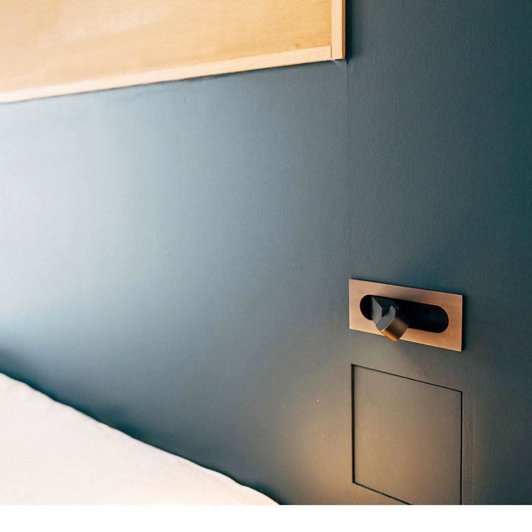 Verstellbare LED-Wandleseleuchte am Bett