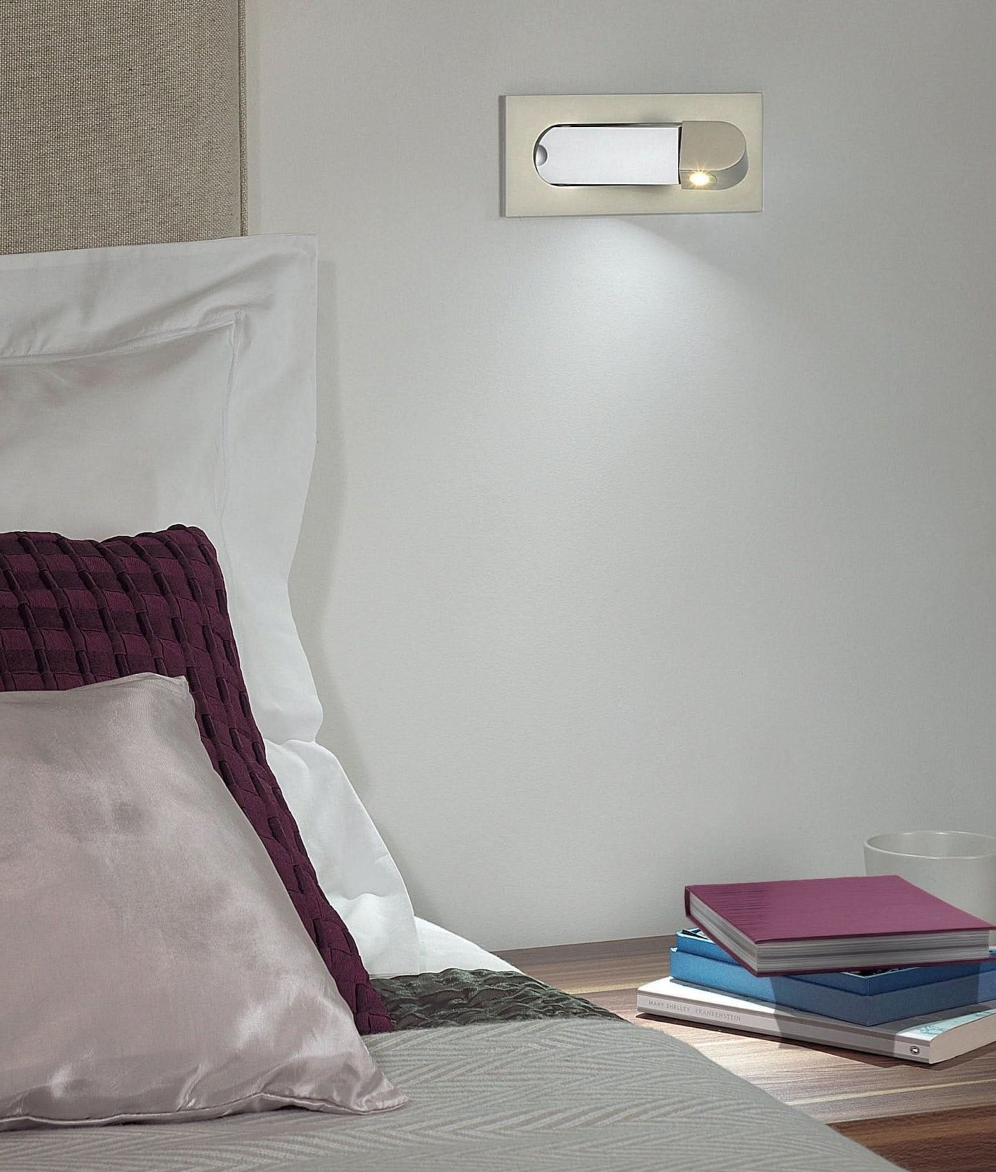 Verstellbare LED-Wandleseleuchte am Bett