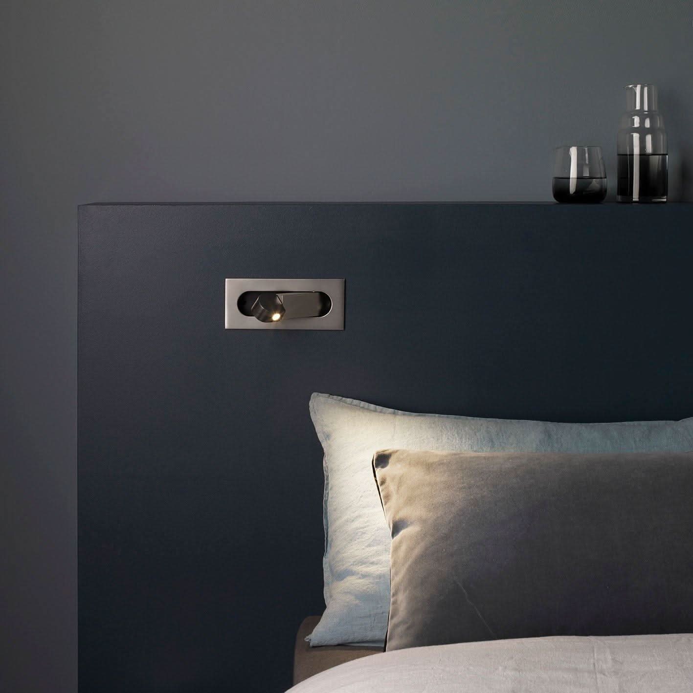 Verstellbare LED-Wandleseleuchte am Bett