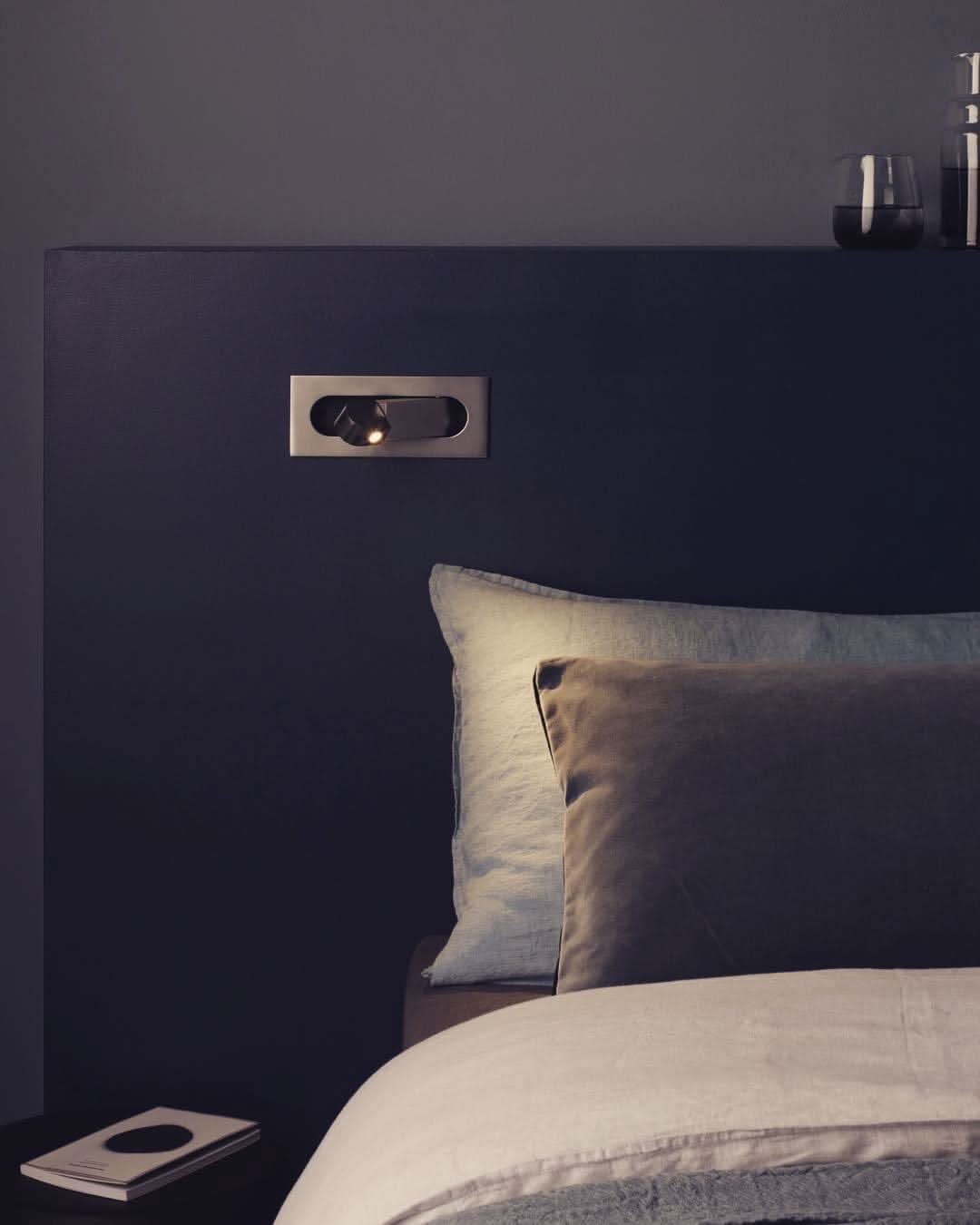 Verstellbare LED-Wandleseleuchte am Bett