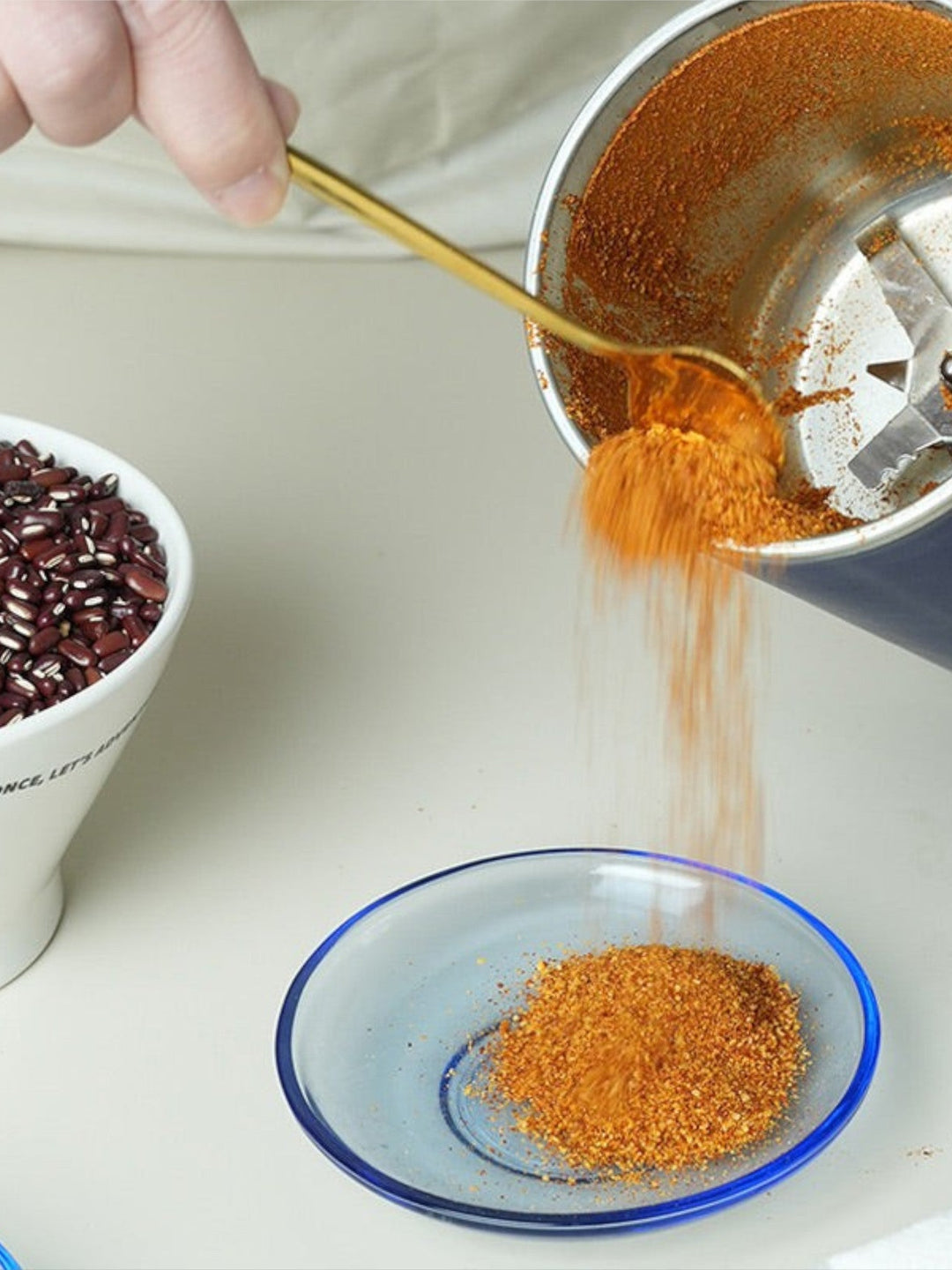 Tragbarer Elektrischer Kaffeemühle 600 ml – Kaffeemühlen mit Sicherheitsmechanismus und Edelstahlmessern | Karnz