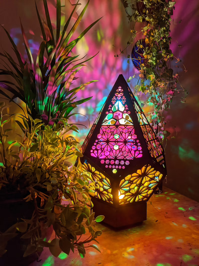 Buntglas Style LED Tischlampe - LumiAura | Karnz