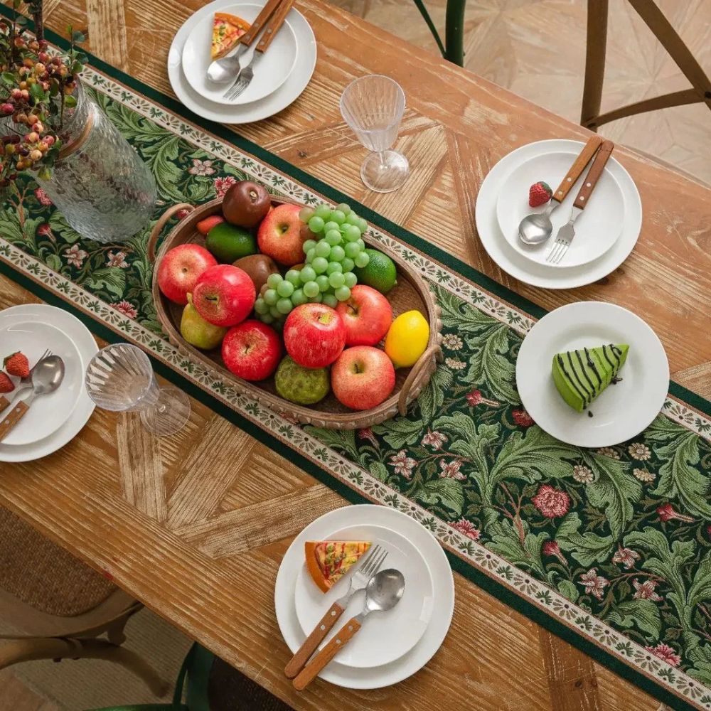 Tischläufer mit Flora-Ranken-Stickerei