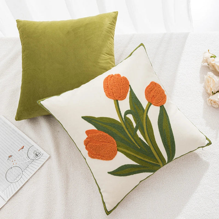 Bestickter Tulpenkissenbezug