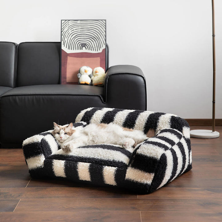 Moderner Faux Lammwoll-Hundesofa mit breiten Armlehnen und abnehmbarem Kissen | Karnz