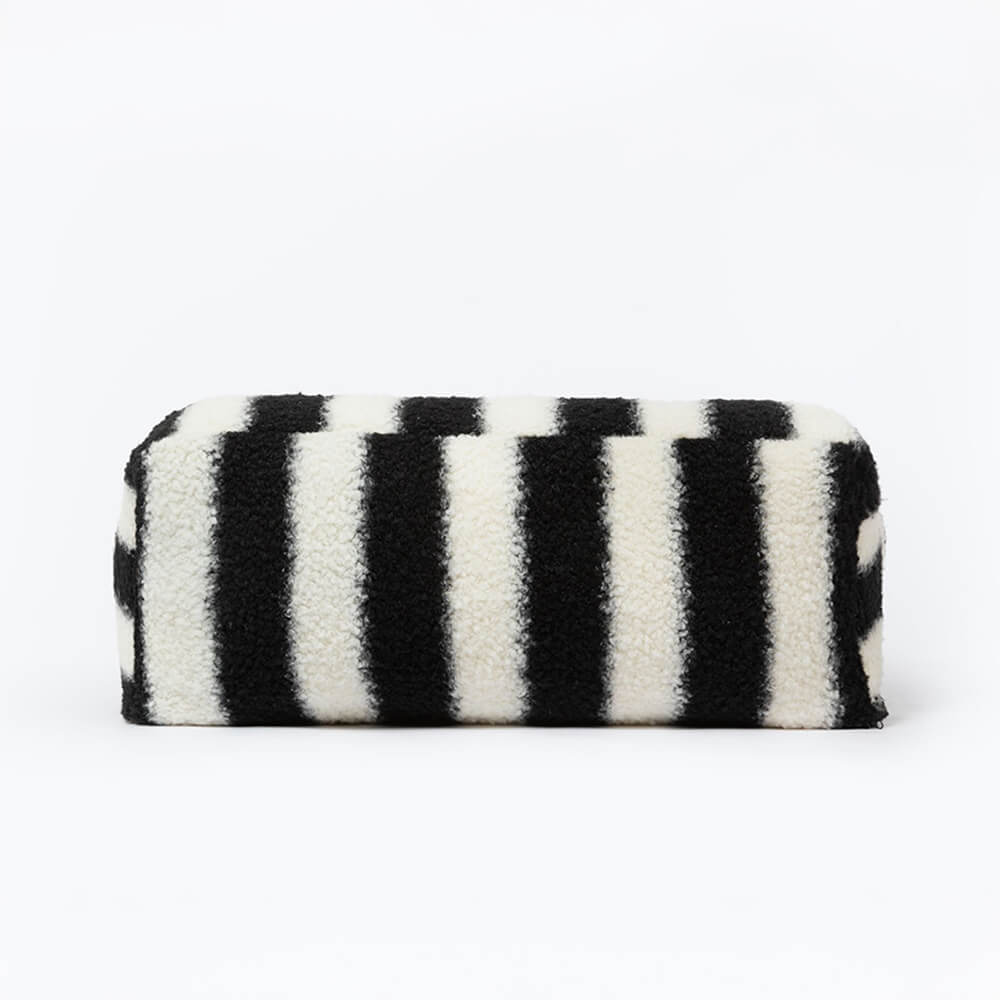 Moderner Faux Lammwoll-Hundesofa mit breiten Armlehnen und abnehmbarem Kissen | Karnz