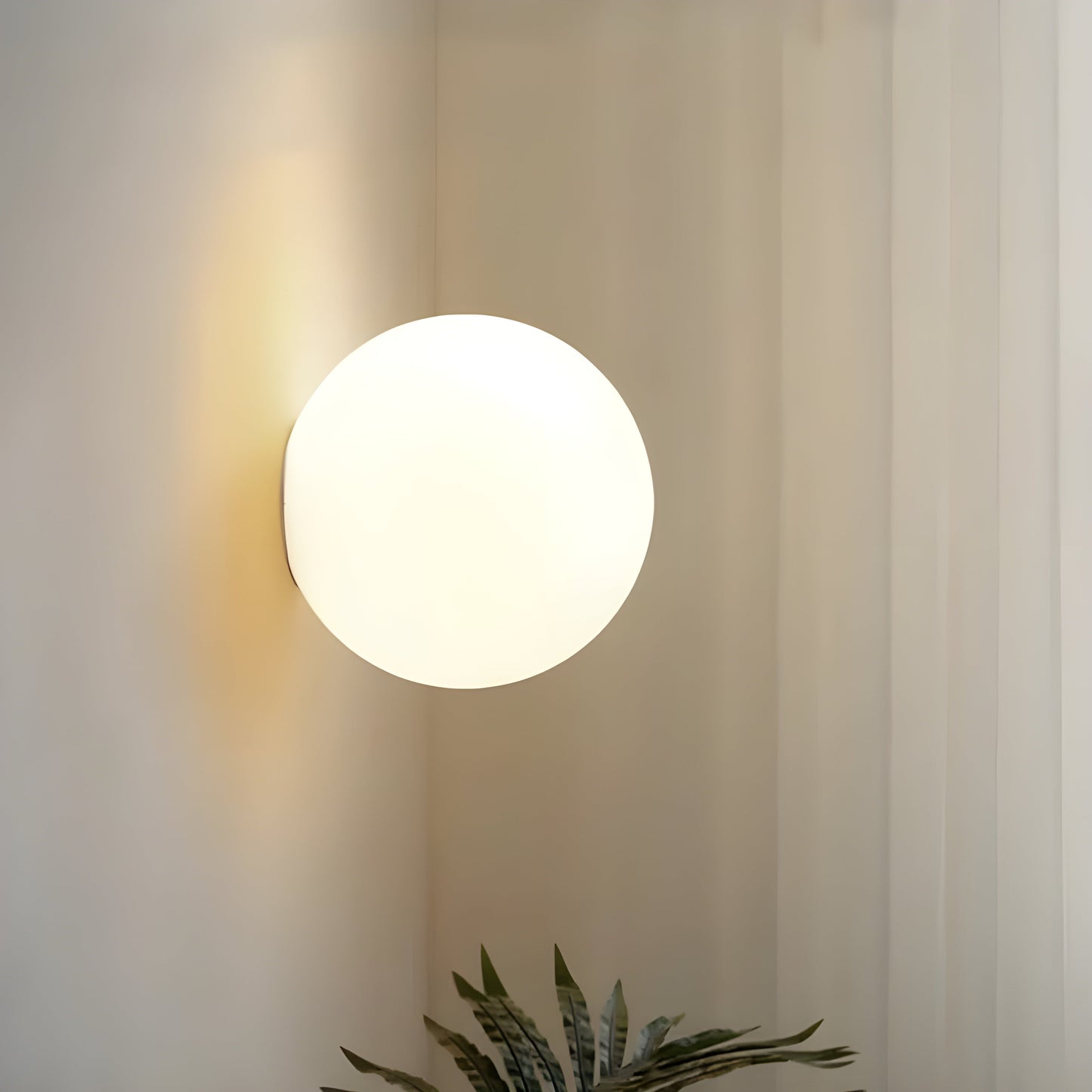 GlasAura Wandlampe mit Mattglasball und Metallbasis | Karnz