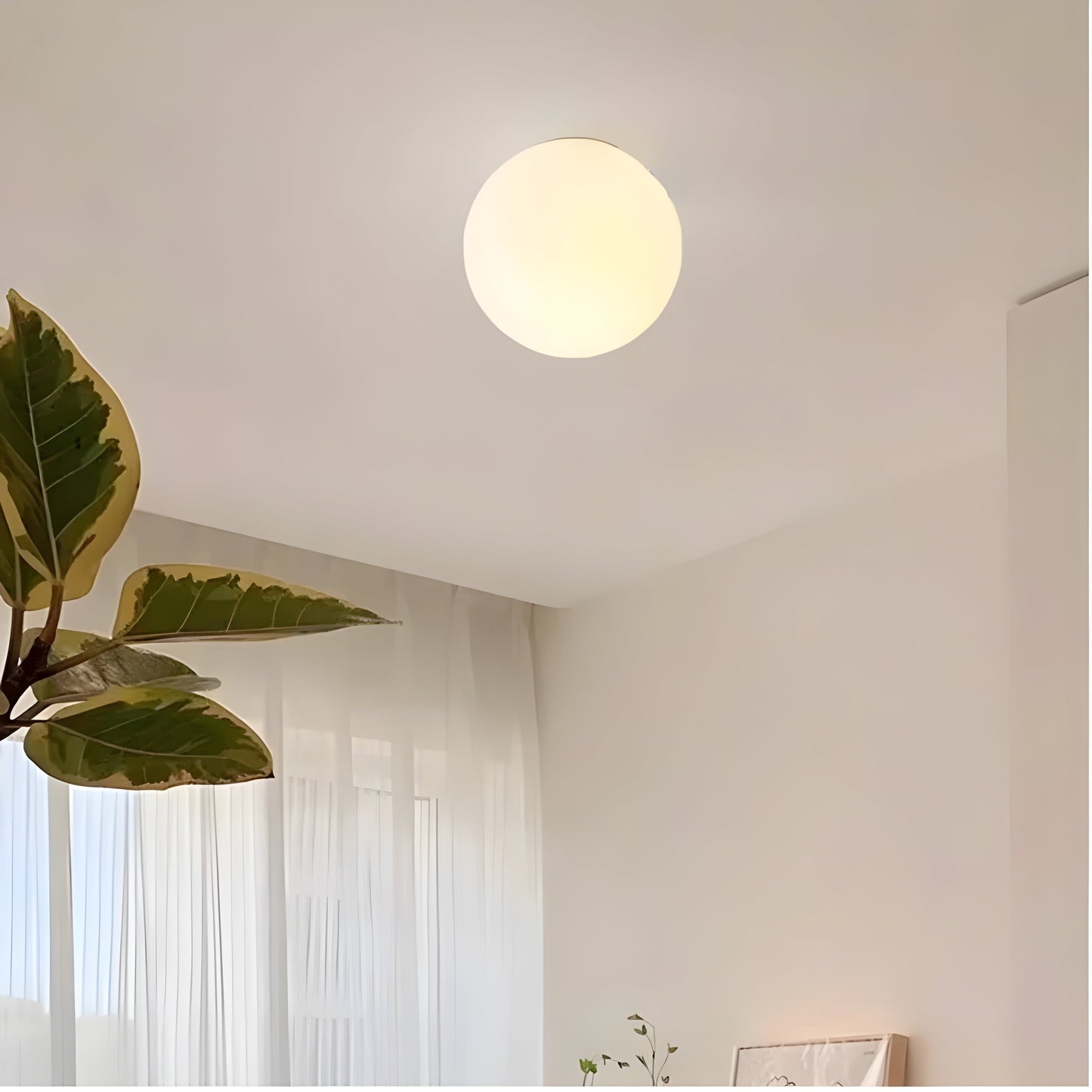 GlasAura Wandlampe mit Mattglasball und Metallbasis | Karnz