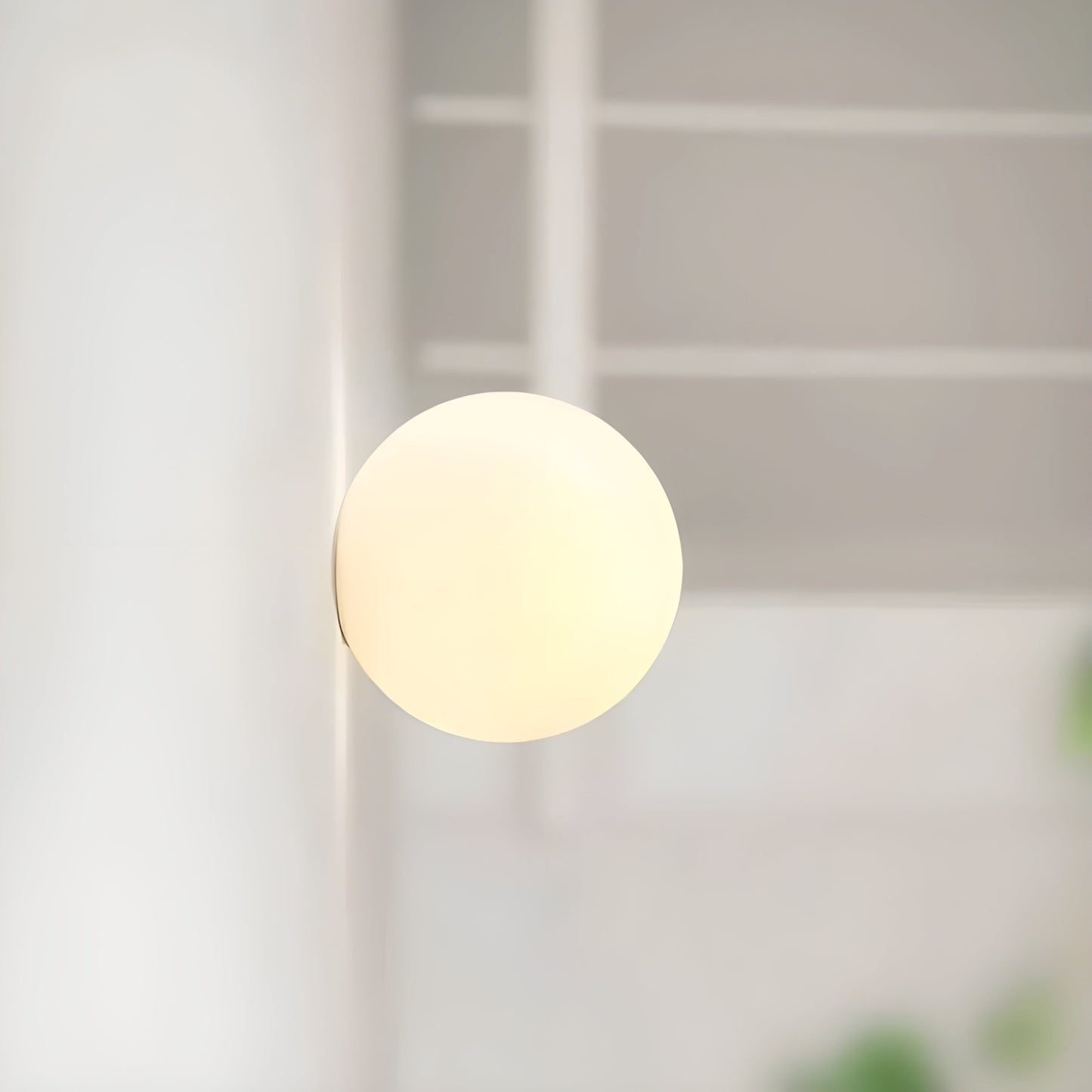 GlasAura Wandlampe mit Mattglasball und Metallbasis | Karnz