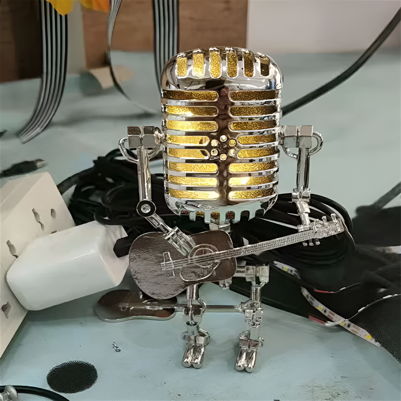 Robot Tischlampe mit Gitarre – LED-Deko im Vintage-Stil für den Schreibtisch | Karnz