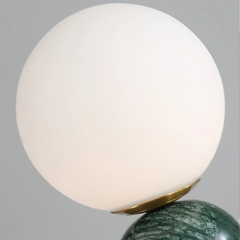 Moderne Marmor Tischlampe mit Rundem Glas, Elegante Wohnraumbeleuchtung | Karnz