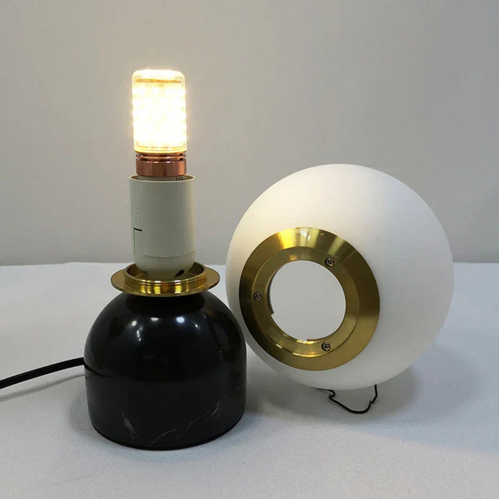 Moderne Marmor Tischlampe mit Rundem Glas, Elegante Wohnraumbeleuchtung | Karnz