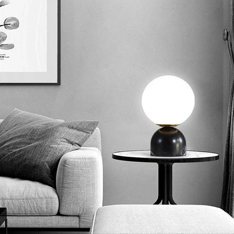 Moderne Marmor Tischlampe mit Rundem Glas, Elegante Wohnraumbeleuchtung | Karnz