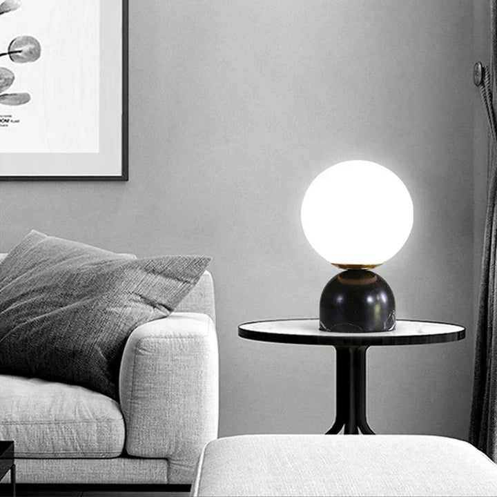 Moderne Marmor Tischlampe mit Rundem Glas, Elegante Wohnraumbeleuchtung | Karnz
