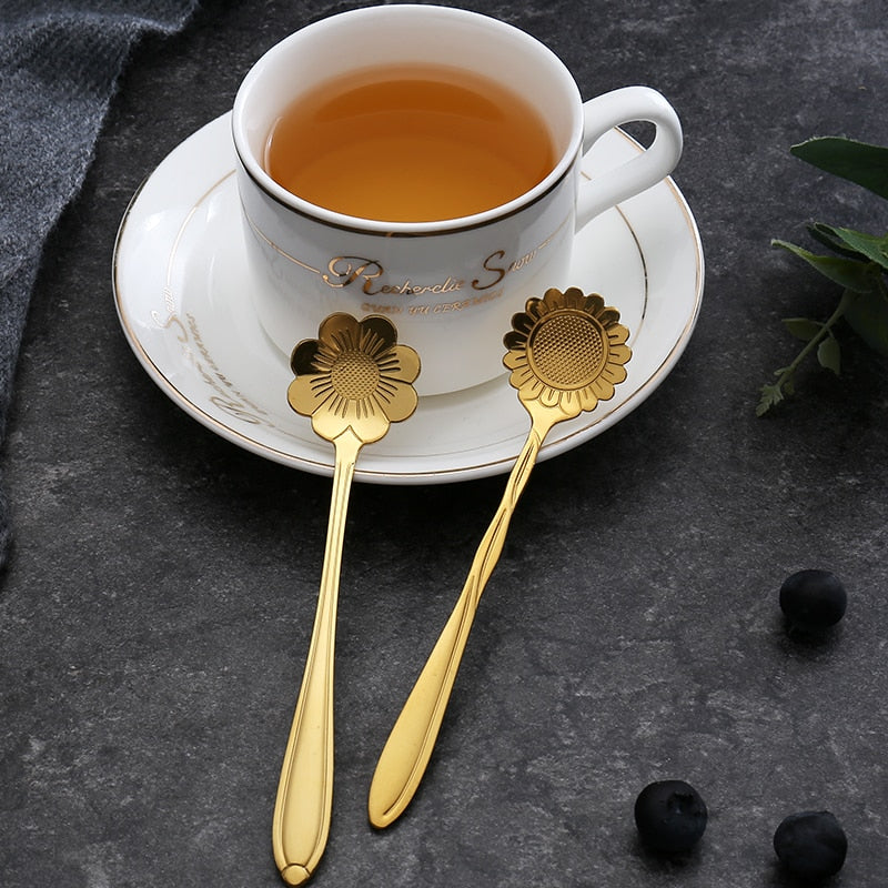 8-teiliges Teelöffelset aus Edelstahl mit Blumenmuster