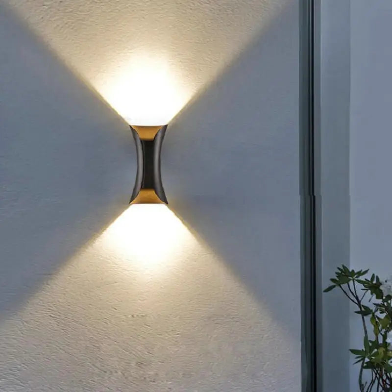 Farbenfrohe LED-Außenwandlampe Karnz