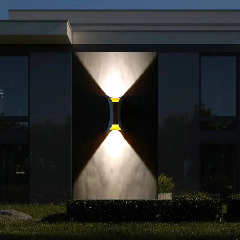 Farbenfrohe LED-Außenwandlampe Karnz