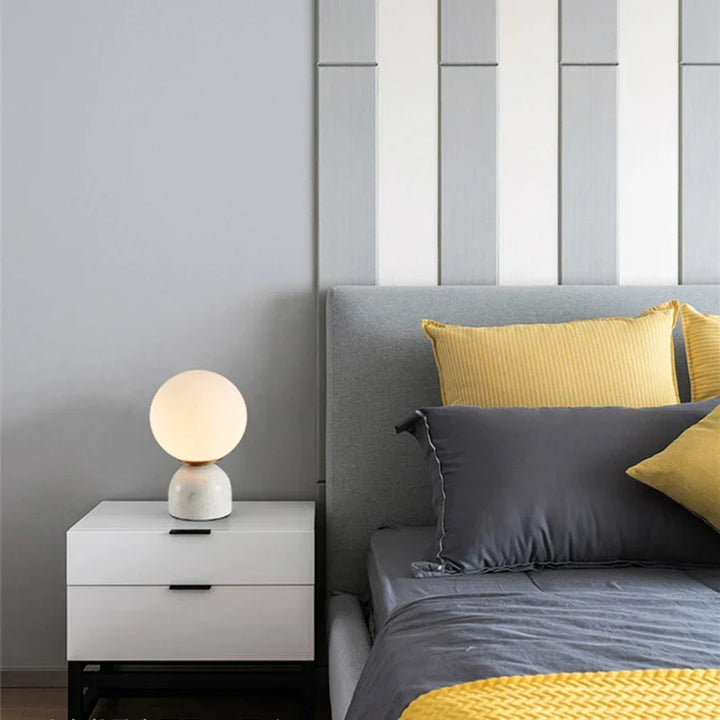 Moderne Marmor Tischlampe mit Rundem Glas, Elegante Wohnraumbeleuchtung | Karnz