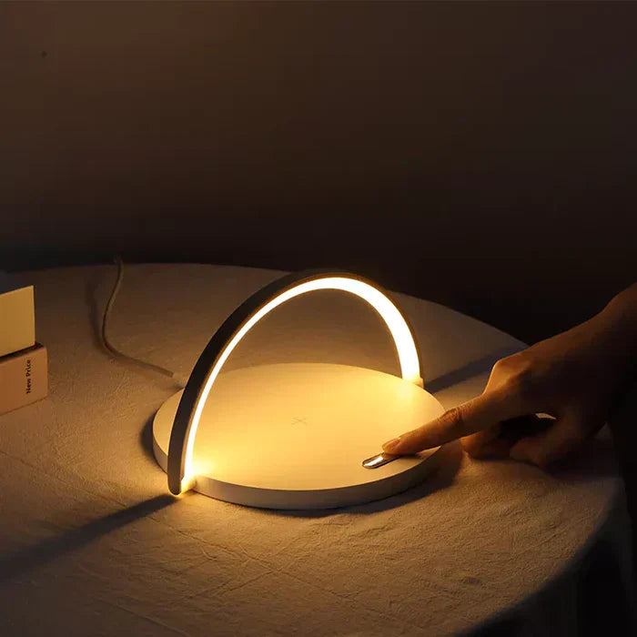 3-in-1 kabelloses Ladegerät, Handyhalter und LED Lampe Karnz