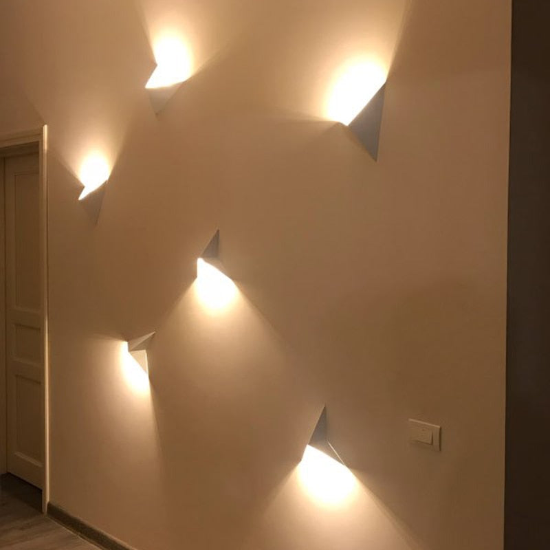 Minimalistische Dreieckige LED Wandleuchte | Modernes Design in Schwarz/Weiß | Perfekt für Wohnzimmer und Badezimmer | Karnz