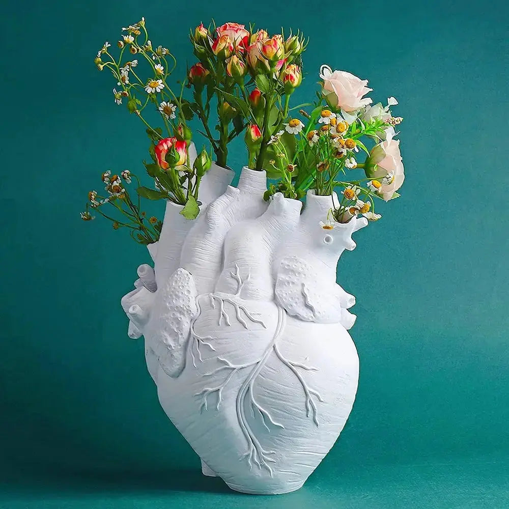 Herzförmige Kunstvase – Kreatives Gefäß im anatomischen Design aus Harz