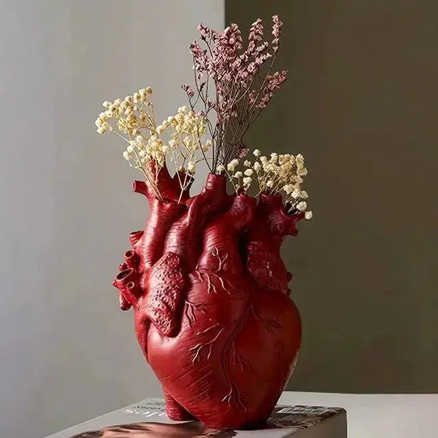 Herzförmige Kunstvase – Kreatives Gefäß im anatomischen Design aus Harz