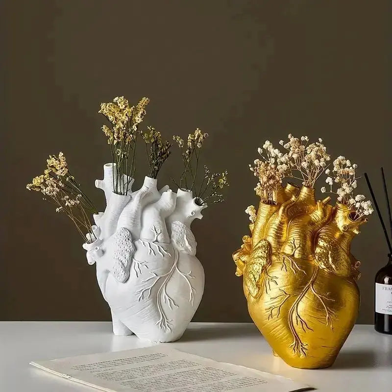 Herzförmige Kunstvase – Kreatives Gefäß im anatomischen Design aus Harz