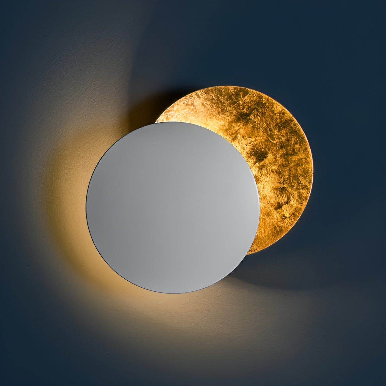 Sonnenstrahl - Elegante LED-Wandleuchte mit 360°-Drehfunktion für den Industriedesign | Karnz