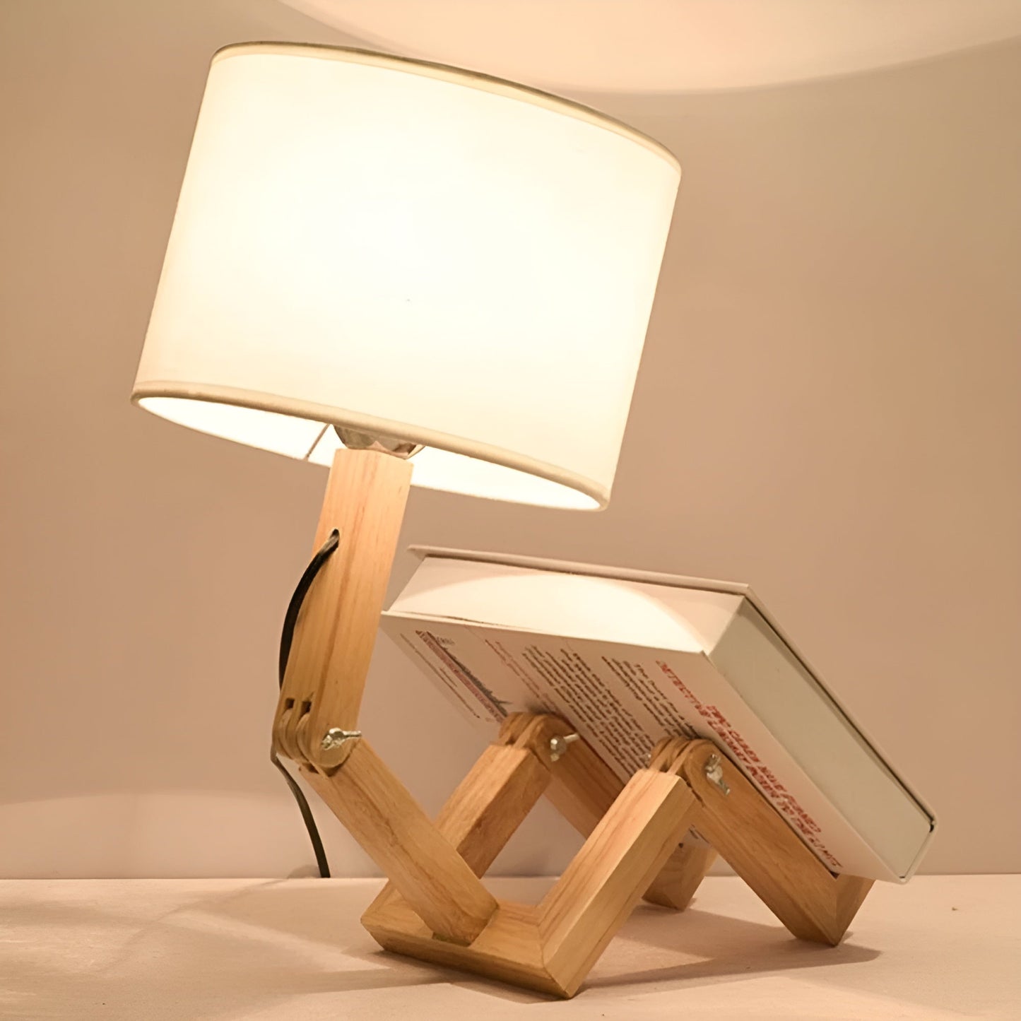 Flexible Robot Schreibtischlampe aus Solid Wood – LumoBot | Karnz