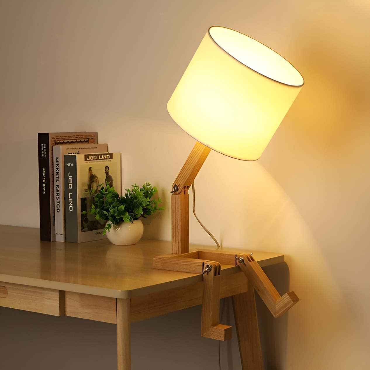 Flexible Robot Schreibtischlampe aus Solid Wood – LumoBot | Karnz