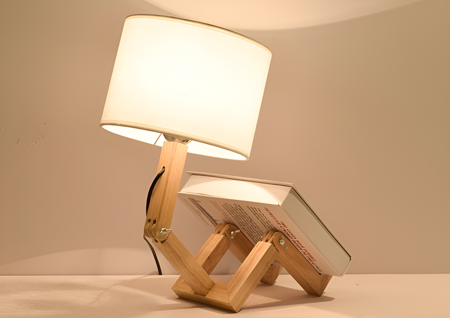 Flexible Robot Schreibtischlampe aus Solid Wood – LumoBot | Karnz