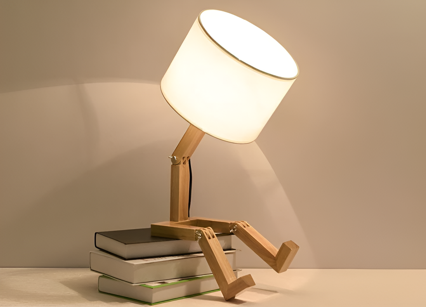 Flexible Robot Schreibtischlampe aus Solid Wood – LumoBot | Karnz