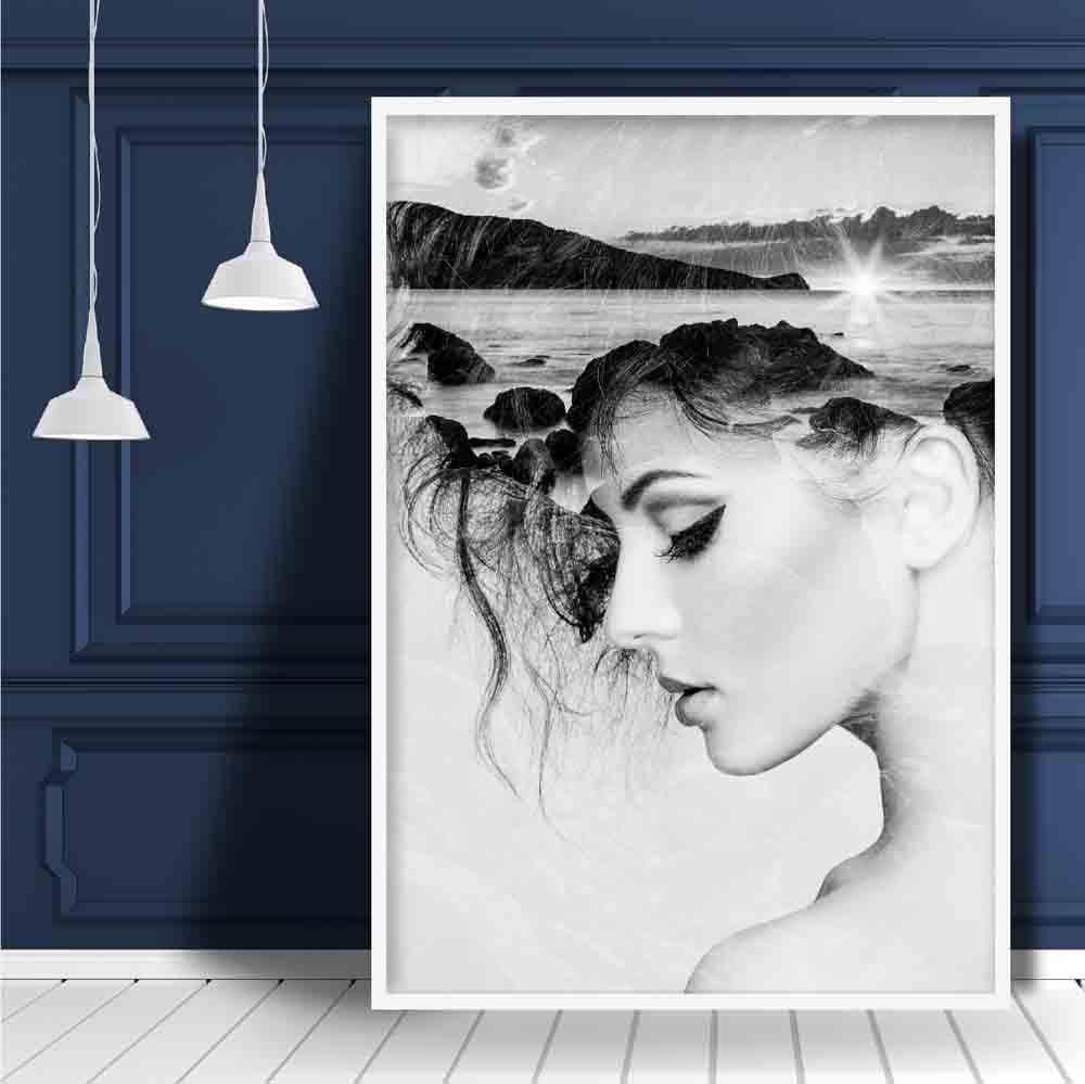 Abstraktes Schwarz-Weiß-Foto einer Frau am Strand (Kunstdruck)