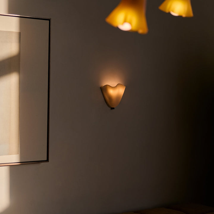 Karnz | Retro Wandleuchte aus farbigem Glas im rockförmigen Schalenmuster