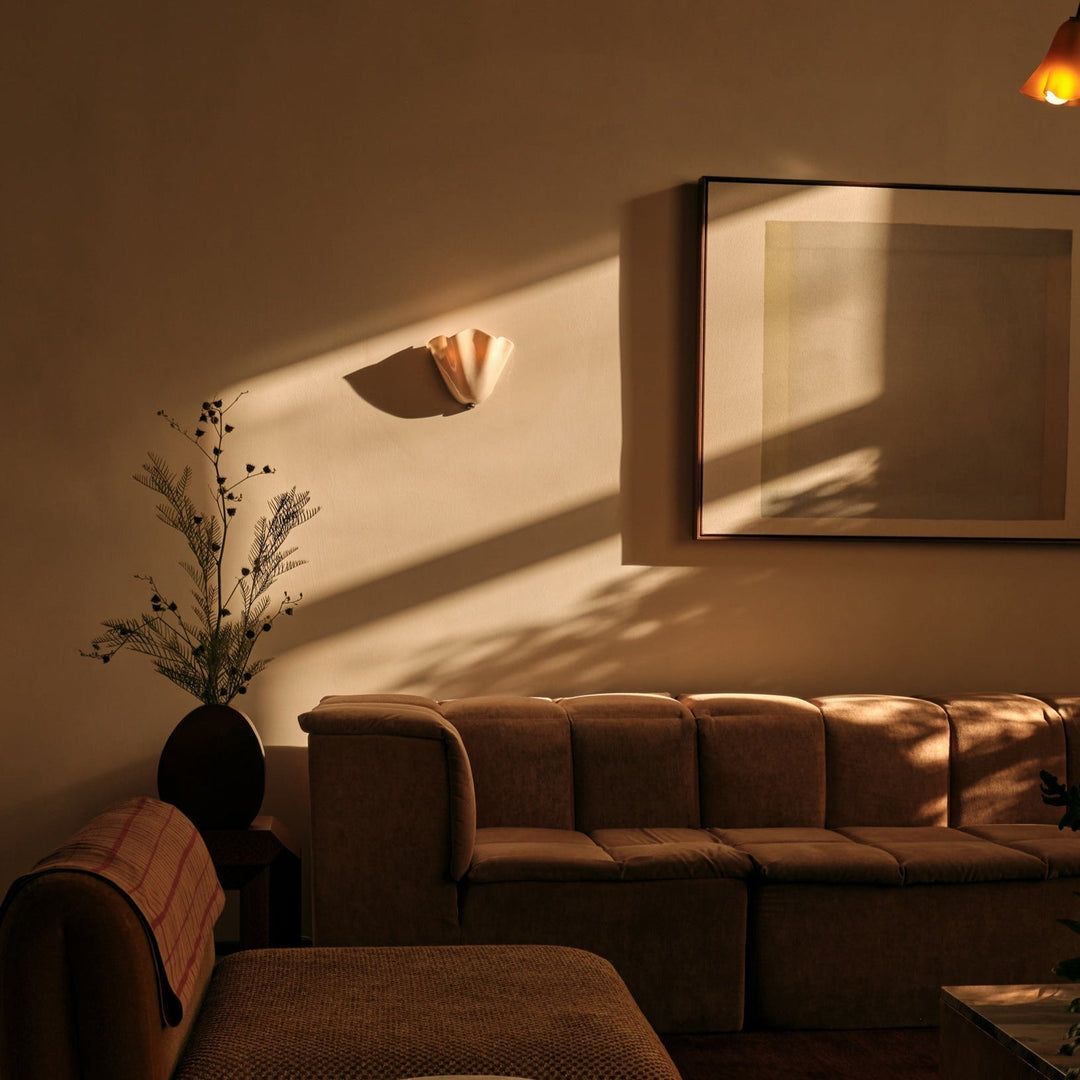 Karnz | Retro Wandleuchte aus farbigem Glas im rockförmigen Schalenmuster