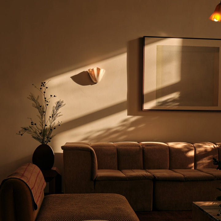 Karnz | Retro Wandleuchte aus farbigem Glas im rockförmigen Schalenmuster