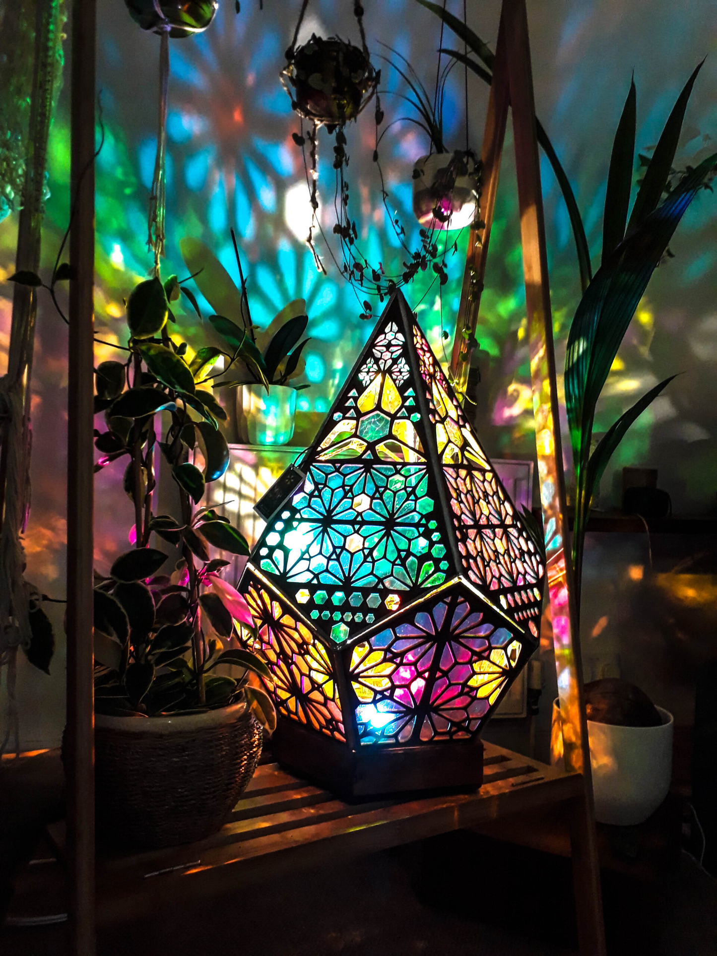 Buntglas Style LED Tischlampe - LumiAura | Karnz
